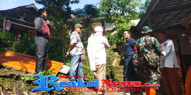 Peltu Andi Danpos Bantargadung Koramil 2203/Warungkiara Tinjau Dampak Bencana Pergerakan Tanah di Desa Bantargadung