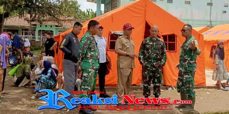 Kapten Inf Agus Rahman Dampingi Dandim 0622/Kabupaten Sukabumi Tinjau Pengungsi Pergerakan Tanah di Bantargadung