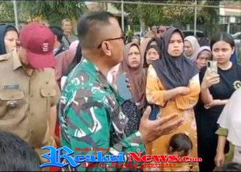 Kapten Inf Agus Rahman Danramil 2203/Warungkiara Beri Pengarahan dan Semangat untuk Pengungsi Bencana Pergeseran Tanah di Bantargadung