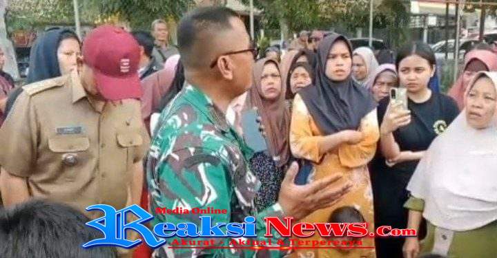 Kapten Inf Agus Rahman Danramil 2203/Warungkiara Beri Pengarahan dan Semangat untuk Pengungsi Bencana Pergeseran Tanah di Bantargadung