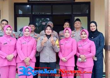 Tebar Berkah di Bulan Suci, Polsek Simpenan dan Bhayangkari Turun ke Jalan Bagikan Takjil untuk Pengendara