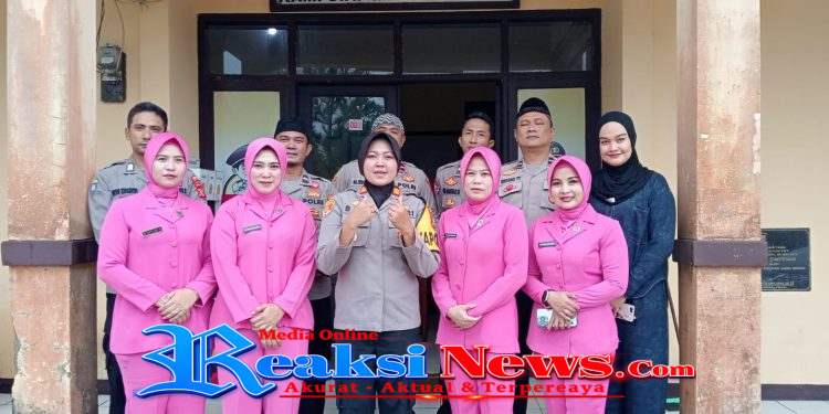 Tebar Berkah di Bulan Suci, Polsek Simpenan dan Bhayangkari Turun ke Jalan Bagikan Takjil untuk Pengendara