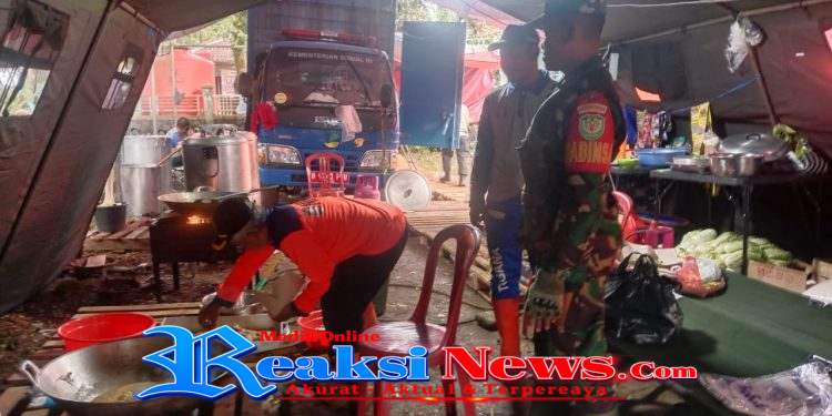 Serka Didik Susanto Babinsa Bantargadung Koramil 2203/Warungkiara Monitoring Dapur Umum Pengungsian Penyintas Pergerakan Tanah