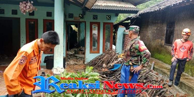 Babinsa Bantargadung Serka Didik Susanto Koramil 2203/Warungkiara Monitoring Hari Terakhir Masa Tanggap Darurat Pergerakan Tanah di Cijambe