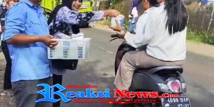 Kolaborasi Guru dan SPPG di Warungkiara, Ratusan Takjil Dibagikan untuk Pengendara