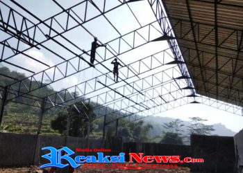 Babinsa Tarisi Serka Dodi Koramil 2203/Warungkiara Monitoring Pembangunan Koperasi Desa Merah Putih di Warungkiara