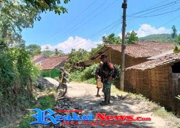 Sertu Iyan Babinsa Bojonggaling Koramil 2203/Warungkiara Cek Persiapan Karya Bakti TNI