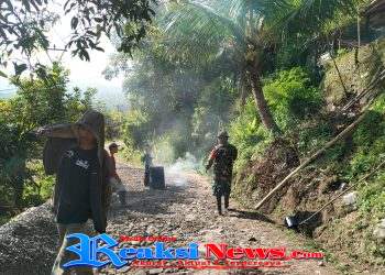 Sertu Iyan Babinsa Bojonggaling Koramil 2203/Warungkiara Monitoring Karya Bakti TNI di Desa Bojonggaling