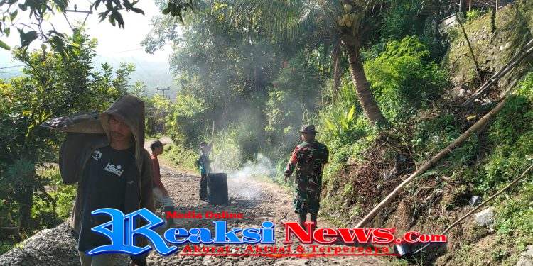 Sertu Iyan Babinsa Bojonggaling Koramil 2203/Warungkiara Monitoring Karya Bakti TNI di Desa Bojonggaling