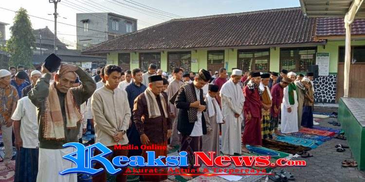 Puluhan Warga Lembursitu Ikuti Sholat Idul Fitri 1447 H, di SDN Lembursitu Kota Sukabumi