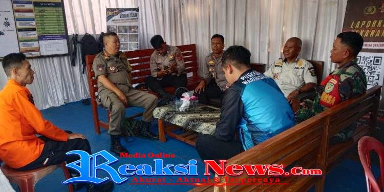 Anggota Koramil 2203/Warungkiara Siaga di Pos Pengamanan Idul Fitri 1447 H