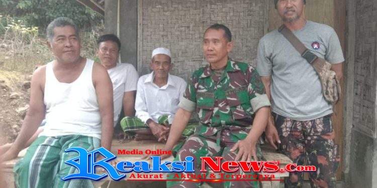 Babinsa Kertamukti Serka Subagio Koramil 2203/Warungkiara Aktif Komsos dan Monitoring Wilayah