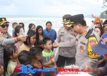Polisi Bagi-Bagi Es Krim di Pantai Palabuhanratu, 300 Anak Sumringah Disapa Kapolres Sukabumi