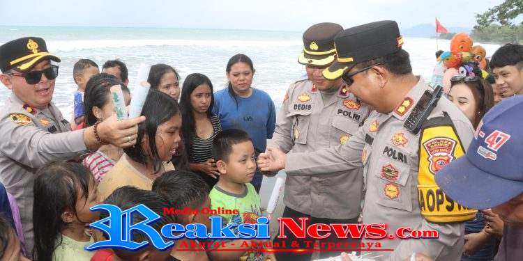 Polisi Bagi-Bagi Es Krim di Pantai Palabuhanratu, 300 Anak Sumringah Disapa Kapolres Sukabumi