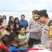Polisi Bagi-Bagi Es Krim di Pantai Palabuhanratu, 300 Anak Sumringah Disapa Kapolres Sukabumi