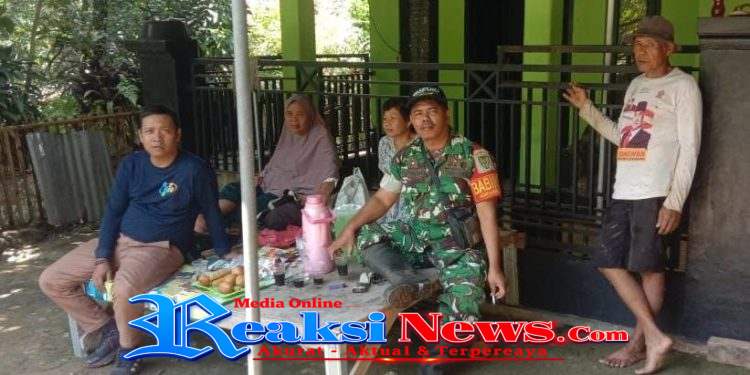 Perkuat Kedekatan dengan Warga, Sertu Suparno Koramil 2203/Warungkiara Gelar Komsos Bersama Tokoh Masyarakat Damarraja