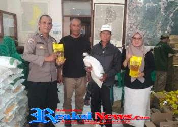 Bhabinkamtibmas Polsek Baros Monitoring Pembagian Bantuan Beras Bulog warga Sudajayahilir