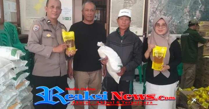 Bhabinkamtibmas Polsek Baros Monitoring Pembagian Bantuan Beras Bulog warga Sudajayahilir