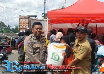 Hadir Bersama Warga, Bhabinkamtibmas Baros Monitoring Pendistribusian Bantuan Pangan Bulog