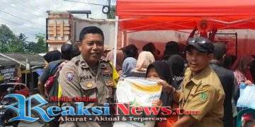 Hadir Bersama Warga, Bhabinkamtibmas Baros Monitoring Pendistribusian Bantuan Pangan Bulog