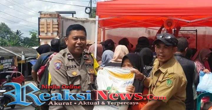 Hadir Bersama Warga, Bhabinkamtibmas Baros Monitoring Pendistribusian Bantuan Pangan Bulog