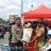 Hadir Bersama Warga, Bhabinkamtibmas Baros Monitoring Pendistribusian Bantuan Pangan Bulog
