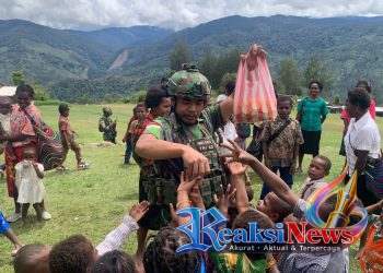 Pos Pogapa Satgas Yonif 113/JS Berbagi Roti, Hadirkan Senyum Anak Kampung di Distrik Homeyo