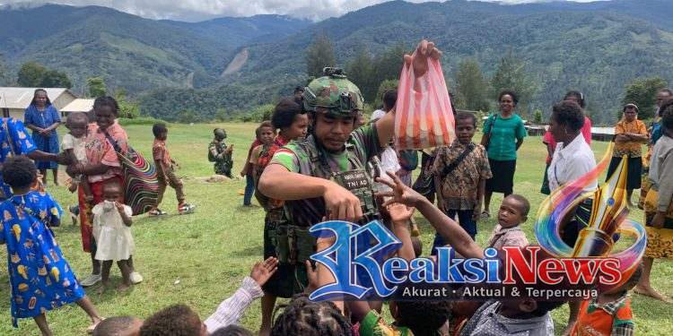 Pos Pogapa Satgas Yonif 113/JS Berbagi Roti, Hadirkan Senyum Anak Kampung di Distrik Homeyo