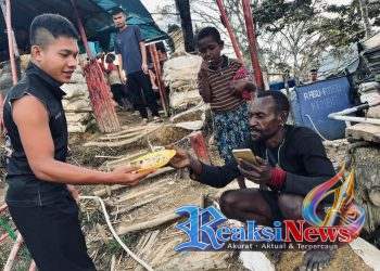 Pos Engganengga Satgas Yonif 113/JS Bagikan Makanan Siap Saji, Wujud Kepedulian untuk Warga Sekitar
