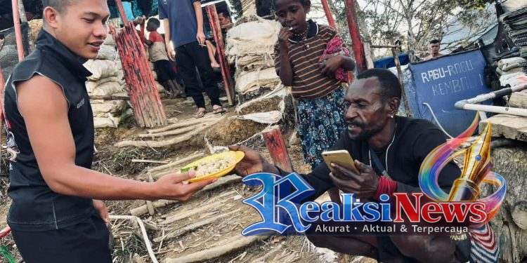 Pos Engganengga Satgas Yonif 113/JS Bagikan Makanan Siap Saji, Wujud Kepedulian untuk Warga Sekitar