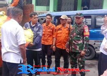 Babinsa Bantargadung Serka Didik Susanto Koramil 2203/Warungkiara Dampingi Penyaluran Bantuan Sembako untuk Korban Bencana Cijambe