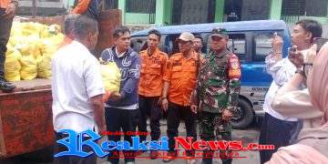 Babinsa Bantargadung Serka Didik Susanto Koramil 2203/Warungkiara Dampingi Penyaluran Bantuan Sembako untuk Korban Bencana Cijambe