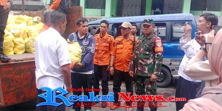 Babinsa Bantargadung Serka Didik Susanto Koramil 2203/Warungkiara Dampingi Penyaluran Bantuan Sembako untuk Korban Bencana Cijambe