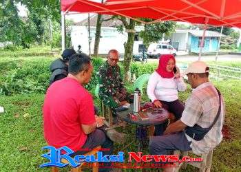 Giat Komsos, Sertu Nasruloh Babinsa Ubrug Koramil 2203/Warungkiara Perkuat Sinergi dengan Tokoh Masyarakat