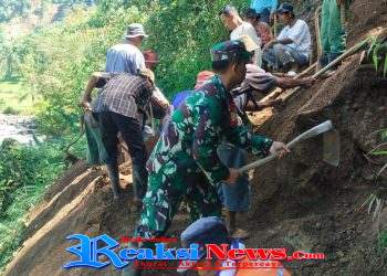 Babinsa Mangunjaya Serka Slamet Koramil 2203/Warunfkiara Bersama Warga Gelar Bakti Bersih, Perkuat Kebersamaan di Lingkungan