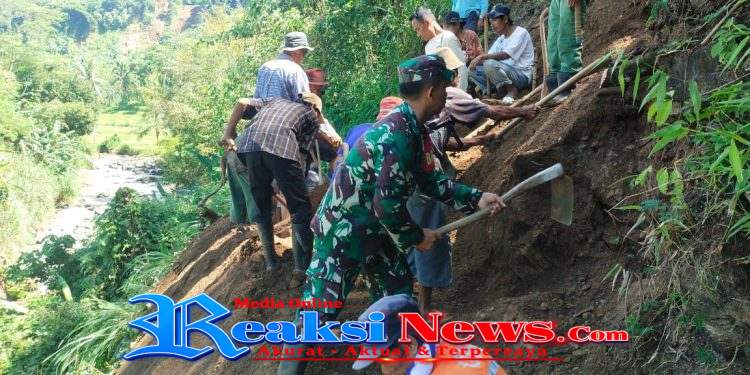 Babinsa Mangunjaya Serka Slamet Koramil 2203/Warunfkiara Bersama Warga Gelar Bakti Bersih, Perkuat Kebersamaan di Lingkungan