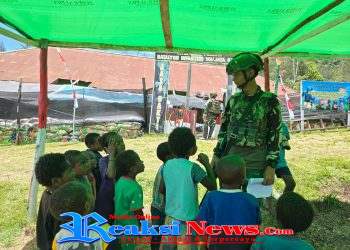 Bermain dan Belajar dengan Satgas di Pogapa, Jaya Sakti