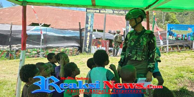 Bermain dan Belajar dengan Satgas di Pogapa, Jaya Sakti