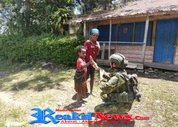 Jaya Sakti Berbagi. Door to Door, Satgas Berbagi Coklat dengan Anak-anak Pogapa