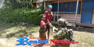 Jaya Sakti Berbagi. Door to Door, Satgas Berbagi Coklat dengan Anak-anak Pogapa