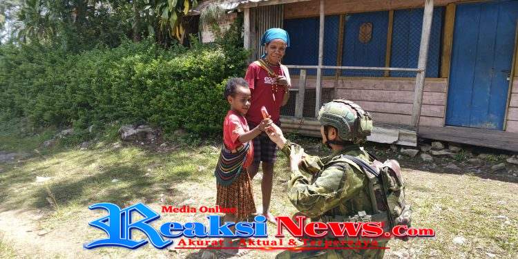 Jaya Sakti Berbagi. Door to Door, Satgas Berbagi Coklat dengan Anak-anak Pogapa