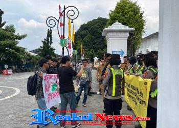 Puluhan Mahasiswa Kepung Balai Kota, Desak Sekda Buka Data Insentif Daerah