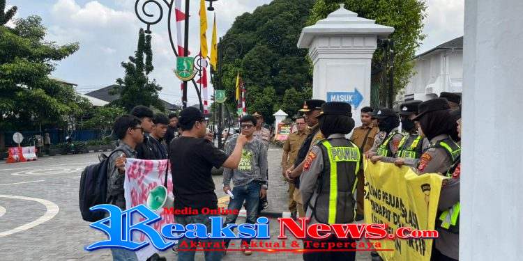 Puluhan Mahasiswa Kepung Balai Kota, Desak Sekda Buka Data Insentif Daerah