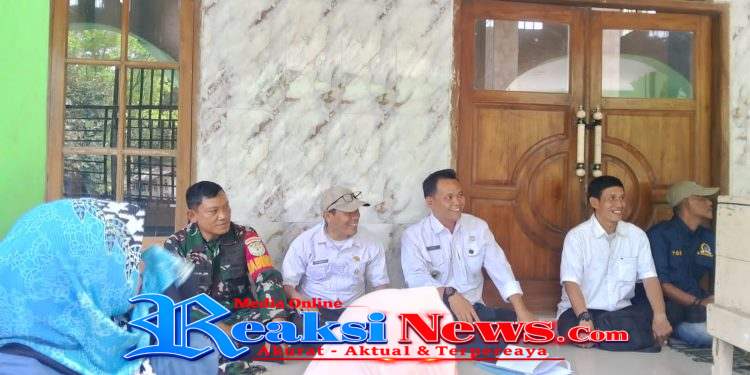 Babinsa Bantargadung Serka Didik Susanto Hadiri Musyawarah Lahan Huntap Pascabencana di Kampung Cijambe