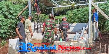 Babinsa Ubrug Sertu Nasrulloh Koramil 2203/Warungkiara Bersama Warga Bangun Pos Kamling, Perkuat Keamanan Lingkungan