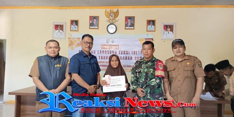 Babinsa Sukaharja Serka Enceng Koramil 2203/Warungkiara Monitoring Penyaluran BLT DD, Berjalan Aman dan Lancar