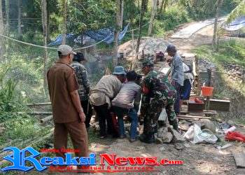 Babinsa Bantargadung Serka Didik Susanto Koramil 2230/Warungkiara Tinjau Perbaikan Jembatan Cisereh, Warga Gotong Royong Bangun Akses Vital Desa
