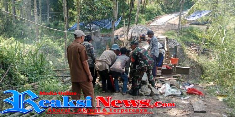 Babinsa Bantargadung Serka Didik Susanto Koramil 2230/Warungkiara Tinjau Perbaikan Jembatan Cisereh, Warga Gotong Royong Bangun Akses Vital Desa