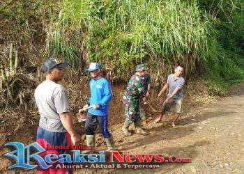 Sertu H. Agus Ramdhani Koramil 2203/Waeungkiara Pimpin Kerja Bakti, Pererat Kebersamaan Warga Bantarkalong