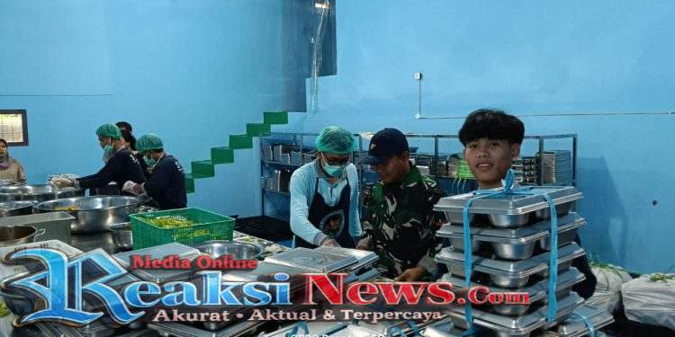 Babinsa Bojongkerta Kopdar Kusdiarto Koramil 2203Warungkiara Dampingi Pendistribusian MBG, Pastikan Berjalan Aman dan Tepat Sasaran